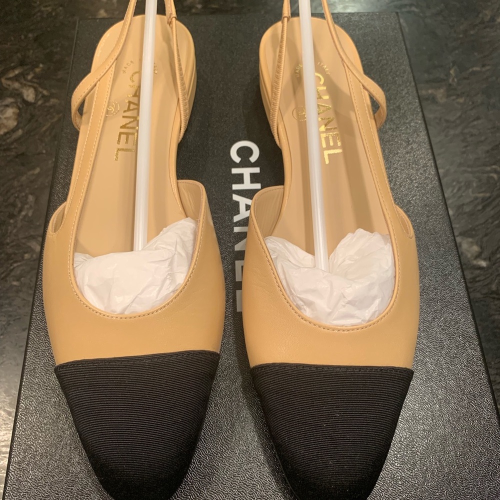 NIB CHANEL Two-Tone Beige Black Leather Shoes 37